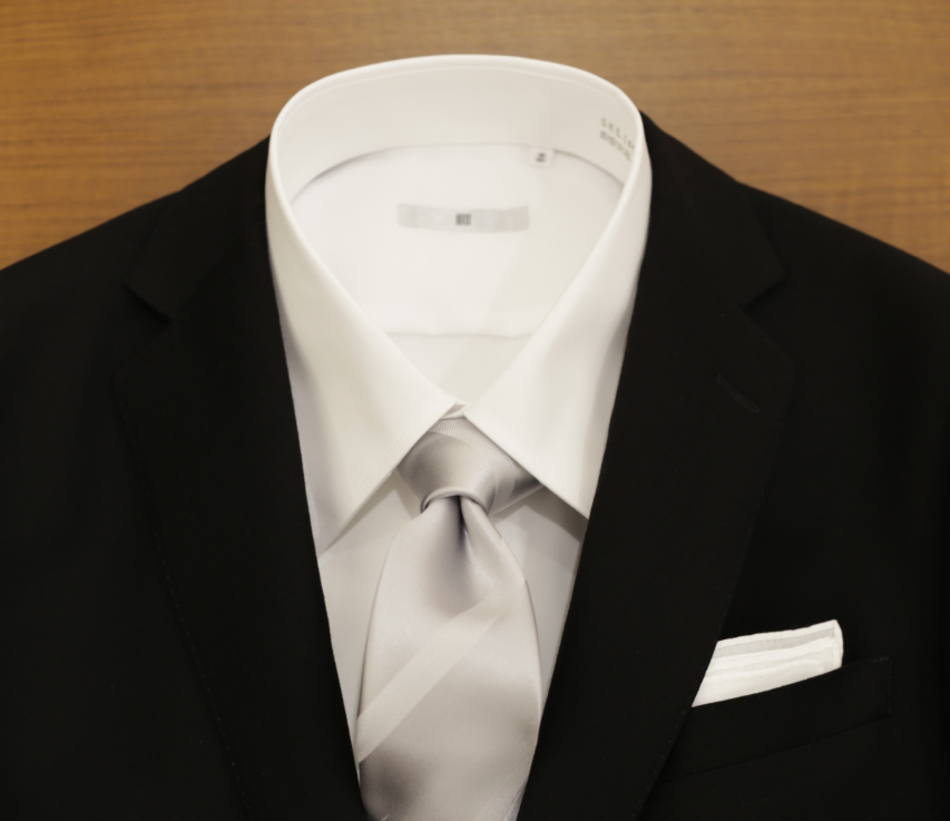 結婚式用のポケットチーフはこうやって選ぶ！ SUIT LIBRARY 男性の結婚式のネクタイとハンカチタイクリップは、異なる色でモノクロを設定 