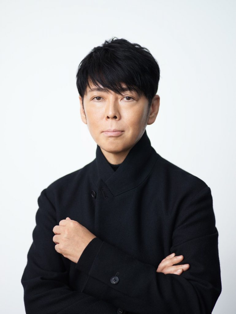 佐藤可士和さんの画像。
胸上画像。
黒のジャケット着用。

画像に alt 属性が指定されていません。ファイル名: Kashiwa_Sato_Portrait_02-1-770x1024.jpg

