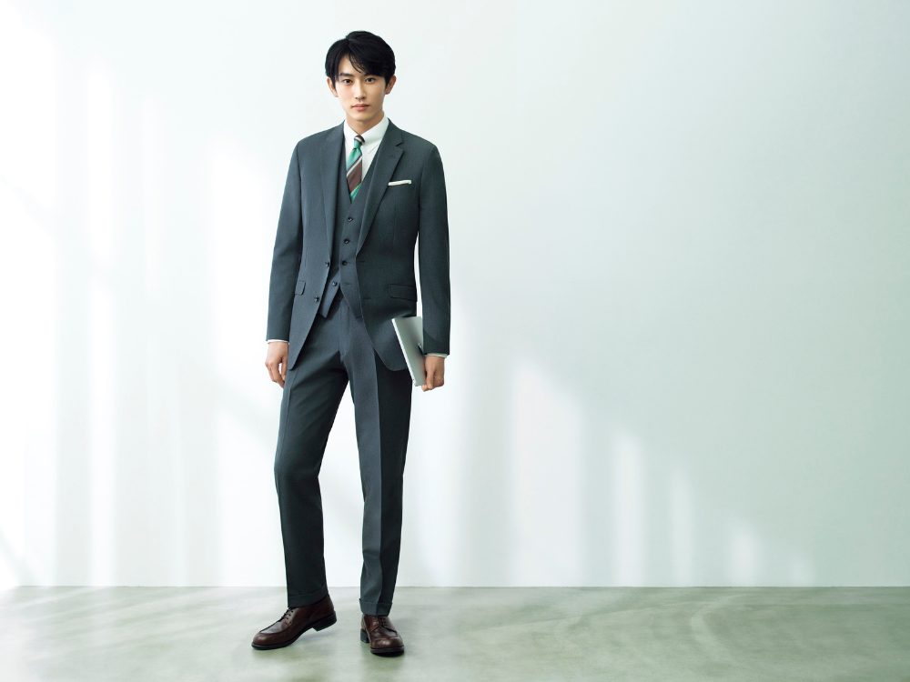 杉野さん　ブラックラインスーツPOP画像

グレー系スーツスタイル
グリーン×ブラウンのストライプ柄ネクタイ着用